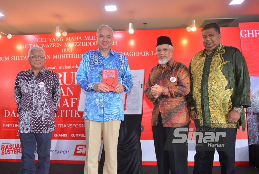 Mohd Kamal (dua dari kanan) bersama Hussamuddin (kiri) dan Rais Hussin (kanan) mengiringi Sultan Nazrin menyempurnakan gimik pelancaran buku 'Korupsi dan Kemunafikan Dalam Politik Melayu' di Kumpulan Karangkraf pada Khamis. - Foto SINAR HARIAN/ ROSLI TALIB & ASRIL ASWANDI SHUKOR