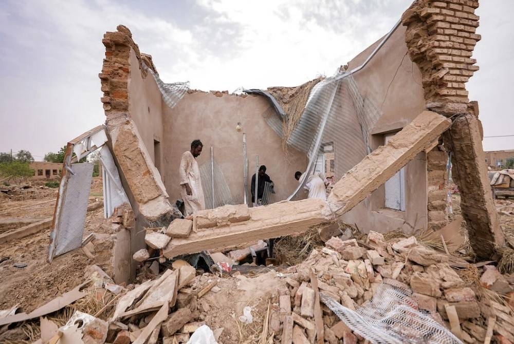 Sebanyak 54,758 kediaman turut musnah manakala 74,444 lagi rosak, sementara 367 utiliti awam serta kedai dan gudang rosak. Foto AFP