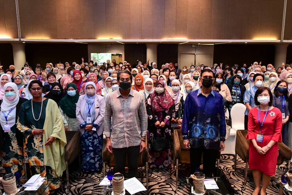 Menteri Kesihatan, Khairy Jamaluddin Abu Bakar (tengah) bergambar bersama jururawat-jururawat selepas hadir merasmikan '25th Joint Malaysia-Singapore Nursing Conference 2022', pada Khamis. - Foto Bernama
