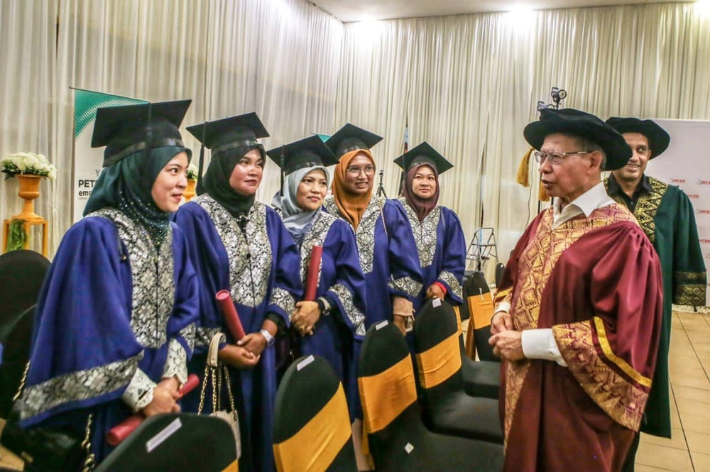 Mustapa (kanan) beramah mesra bersama graduan Majlis Anugerah Transformasi Komuniti NCER di sini pada Khamis.