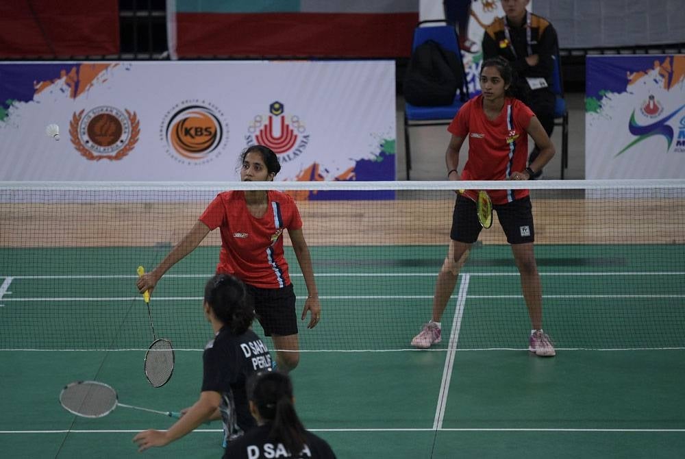 Kasturi (kanan) dan Venosha memberi saingan sengit kepada beregu dari Perlis, dalam acara badminton suku akhir Sukma MSN 2022 di Axiata Arena pada Khamis.