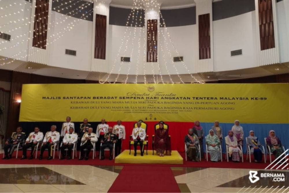 Yang di-Pertuan Agong Al-Sultan Abdullah Ri'ayatuddin Al-Mustafa Billah Shah dan Raja Permaisuri Agong Tunku Hajah Azizah Aminah Maimunah Iskandariah berkenan berangkat ke majlis santapan beradat sempena Hari Angkatan Tentera Malaysia ke-89 di Wisma Perwira ATM, Kuala Lumpur. - Foto Bernama