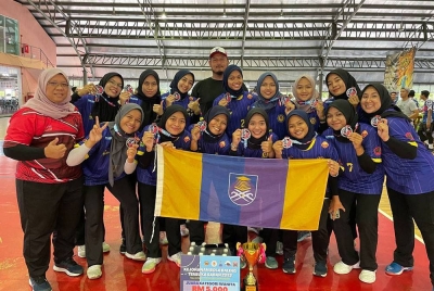 Barisan pemain dan pegawai pasukan wanita UiTM Lions meraikan kejayaan menjuarai Terbuka Sabah 2022.