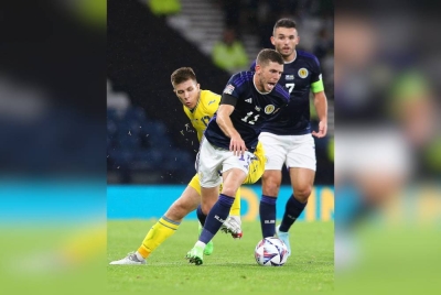Pemain Scotland, Ryan Christie (tengah) mengawal kemas bola melepasi kawalan pemain Ukraine, Oleksandr Pikhalonok, pada aksi Liga Negara-Negara UEFA pada Khamis. - Foto EPA