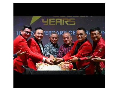 Acara memotong kek sempena sambutan ulang tahun ke-10 redONE oleh lembaga pengarah dan pengurusan tertinggi syarikat pada 2 September lalu.
