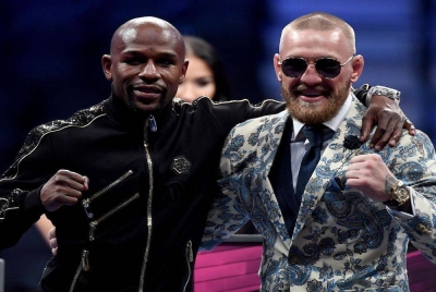 McGregor (kanan) tidak berminat untuk bertarung dengan Mayweather sejak kali terakhir bertembung pada 2017. - Foto Agensi