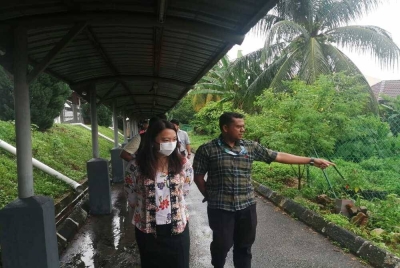 Hannah (kiri) ditemui ketika turun padang memantau kerja penyelenggaraan laluan pejalan kaki di Stesen Komuter Kepong pada Khamis.