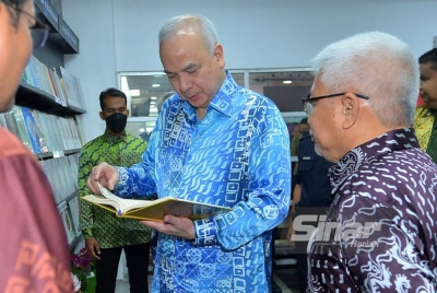 Sultan Nazrin (tengah) berkenan mencemar duli melawat Karangkraf Mall selepas Majlis Pelancaran Buku Korupsi dan Kemunafikan Dalam Politik Melayu: Perlunya Disegerakan Transfomasi Moral-Etika pada Khamis. - Foto Sinar Harian ROSLI TALIB