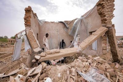 Sebanyak 54,758 kediaman turut musnah manakala 74,444 lagi rosak, sementara 367 utiliti awam serta kedai dan gudang rosak. Foto AFP