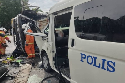 Seorang pemandu lori maut, manakala tujuh anggota polis cedera parah selepas terlibat dalam nahas di Kilometer 225 Lebuhraya Utara-Selatan (Plus) arah utara petang Khamis. - Foto PDRM