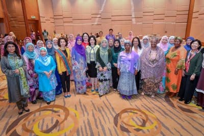 Menteri Pengajian Tinggi, Datuk Seri Dr Noraini Ahmad (tengah) bersama Duta-Duta Wanita Negara Luar di Malaysia dan pimpinan wanita sempena Program Libat Urus, pada Khamis. - Foto Bernama
