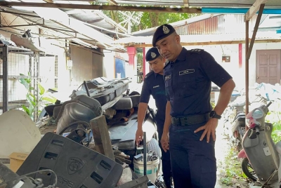 Soffian memeriksa bengkel yang disyaki mengubahsuai motosikal untuk tujuan aktiviti lumba haram.