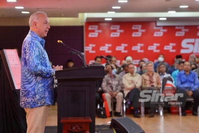 Sultan Nazrin Muizzuddin Shah ketika berucap melancarkan buku bertajuk 'Korupsi Dan Kemunafikan Dalam Politik Melayu: Perlunya Disegerakan Transformasi Moral-Etika' di Kompleks Kumpulan Karangkraf pada Khamis. FOTO SINAR HARIAN