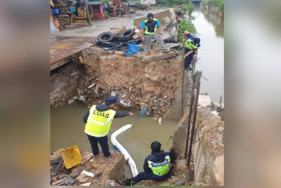 Langkah pencegahan dengan meletakkan oil boom dan beg karbon aktif dilakukan bagi mengurangkan impak pencemaran.