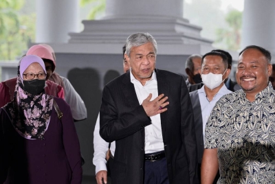 Bekas Timbalan Perdana Menteri, Datuk Seri Dr Ahmad Zahid Hamidi (tengah) hadir di Kompleks Mahkamah Kuala Lumpur pada Khamis, untuk perbicaraan membela diri atas 47 pertuduhan iaitu 12 pecah amanah, lapan rasuah dan 27 pertuduhan pengubahan wang haram, membabitkan puluhan juta ringgit dana milik Yayasan Akalbudi (YAB). - Foto Bernama
