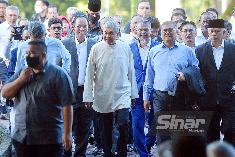 Ahmad Zahid tiba di pekarangan Mahkamah Tinggi Shah Alam kira-kira jam 8.44 pagi bagi keputusan kes yang dihadapinya melibatkan 40 pertuduhan rasuah berhubung Sistem Visa Luar Negara (VLN) di sini. - Foto Sinar Harian/ROSLI TALIB