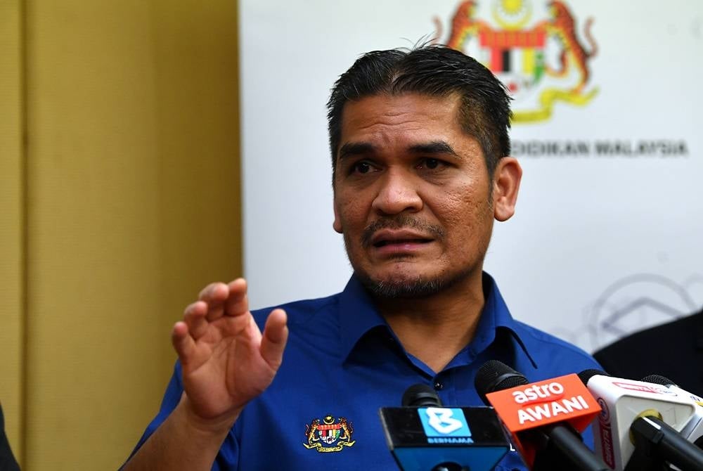 Mohd Radzi ketika sidang media pada Majlis Wadah Aspirasi Menteri Kanan Pendidikan di Auditorium Kompleks E pada Jumaat. - Foto Bernama