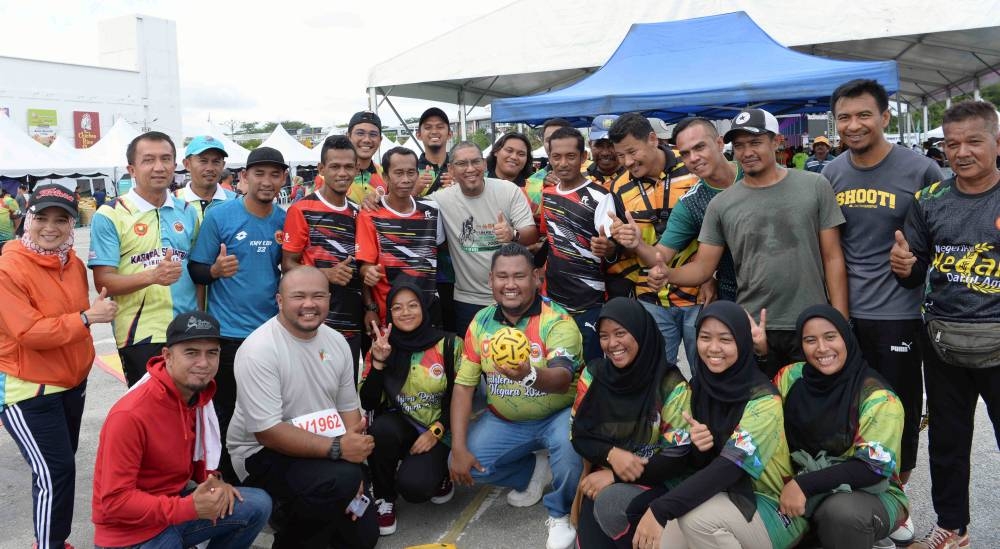 Menteri Belia dan Sukan Datuk Seri Ahmad Faizal Azumu (tengah) bergambar bersama pemain-pemain sepak raga tuju pada Majlis Karnival Prihatin Negara 2022 di Dataran Amanjaya Mall.