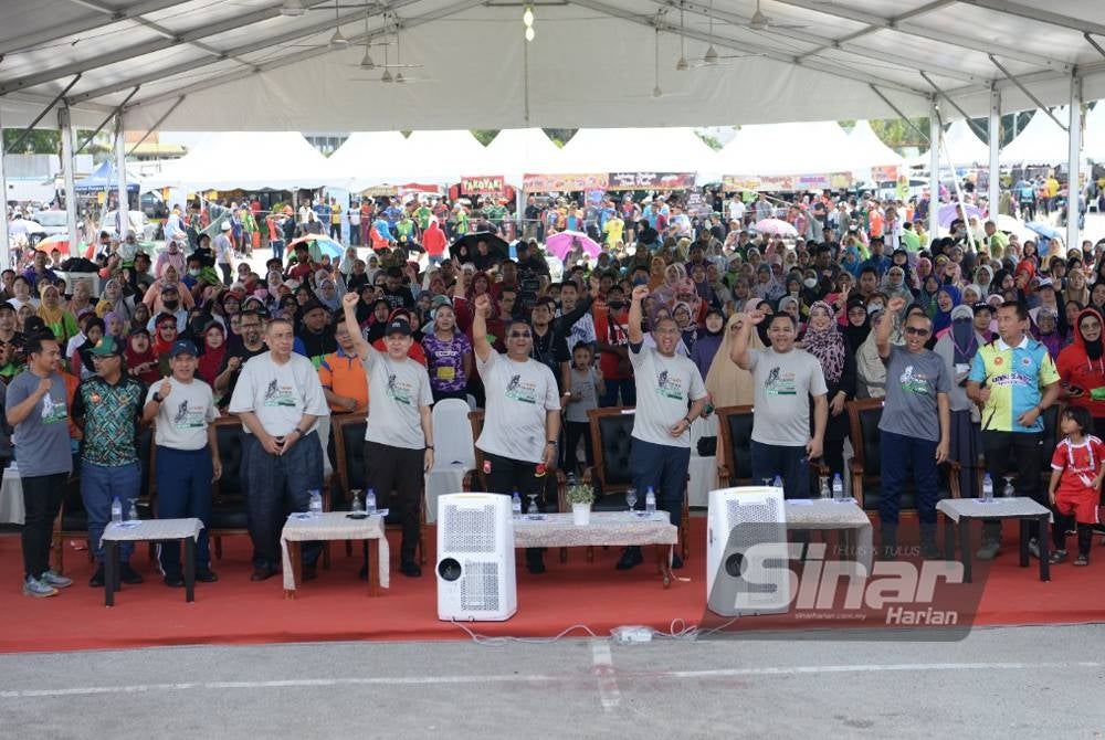 Faizal dan Muhammad Sanusi bergambar bersama pengunjung pada majlis Karnival Prihatin Negara di dataran Aman Jaya Mall, Sungai Petani pada Jumaat.