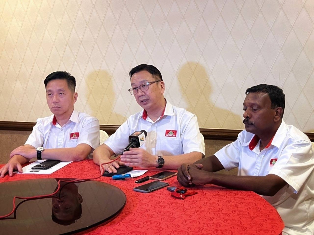 Dominic Lau Hoe Chai ( tengah) ketika sidang akhbar selepas merasmikan Persidangan Perwakilan Tahunan Parti Gerakan Kedah 2022 di sini pada Jumaat.