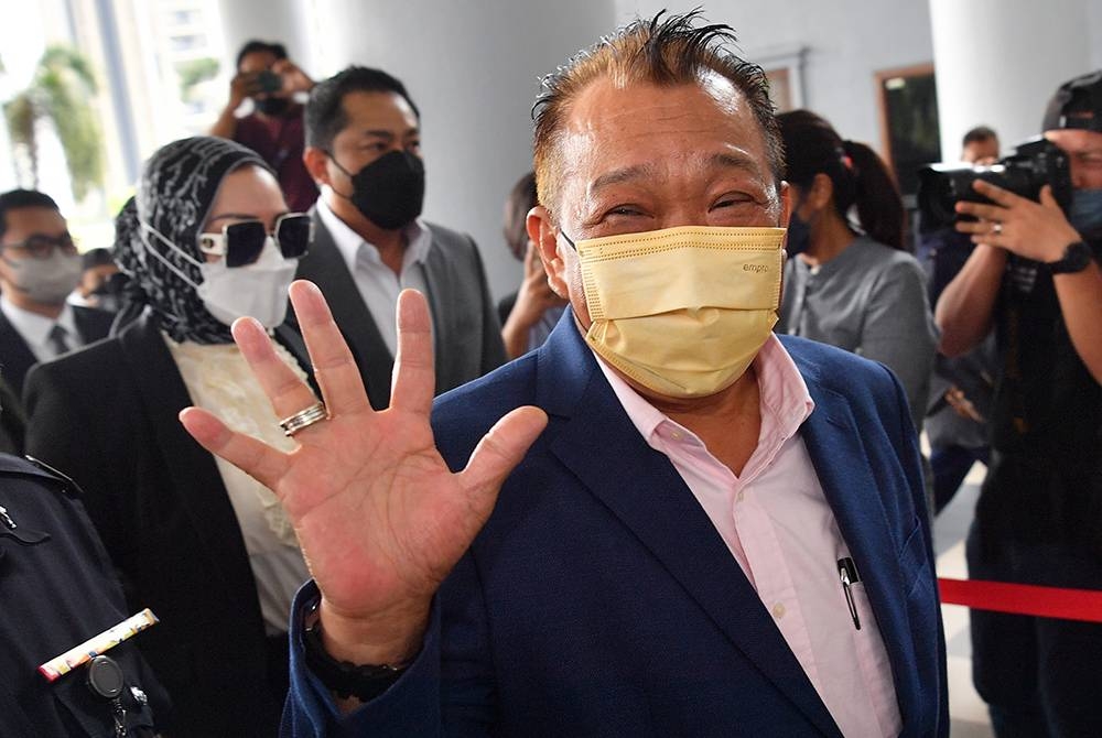 Mahkamah Tinggi Kuala Lumpur membenarkan permohonan Bung Moktar dan Zizie Izette untuk menangguhkan perbicaraan melibatkan pertuduhan rasuah RM2.8 juta pada Jumaat.