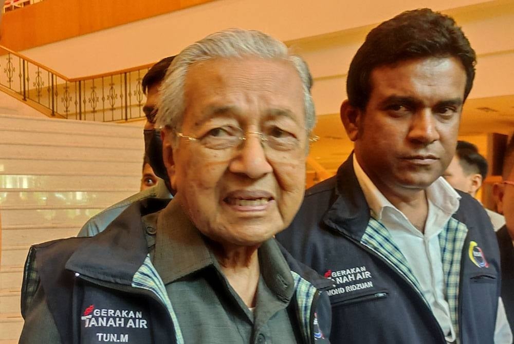 Dr Mahathir ketika ditemui pemberita selepas mengadakan pertemuan tertutup dengan sebuah NGO, pada Jumaat.