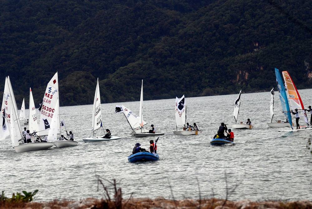 Pasukan Terengganu meraikan kejayaan mucul juara kumpulan acara perahu layar pada Sukma di Pusat Latihan Perahu Layar Kebangsaan Langkawi hari ini. Foto Bernama