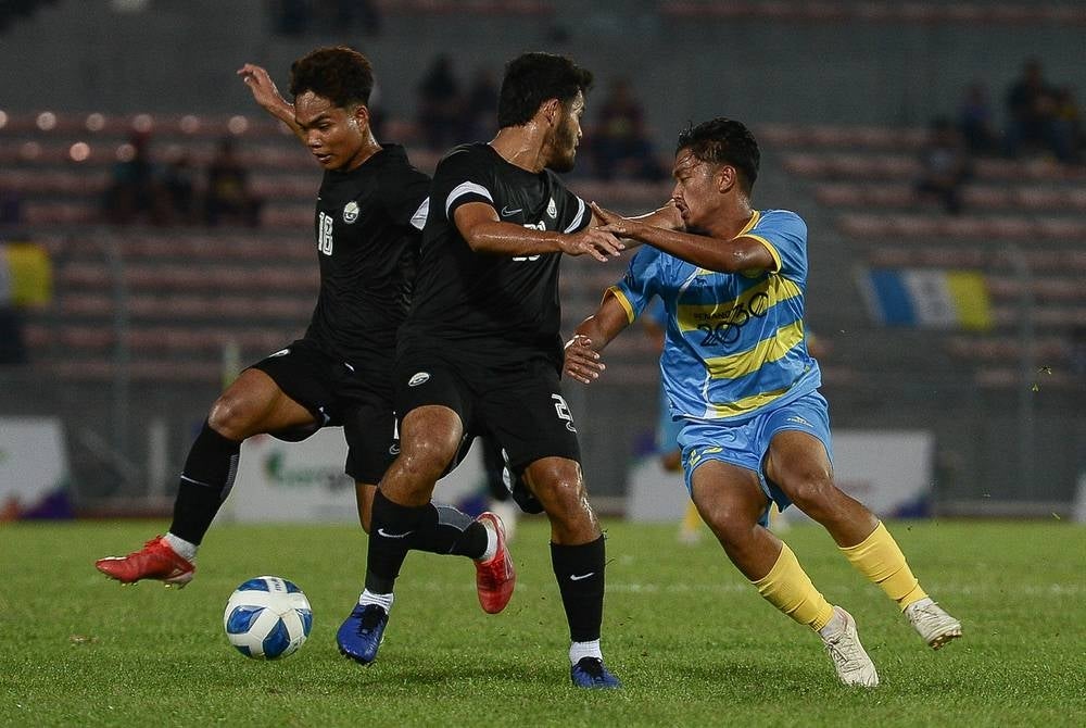 Pemain pasukan Pulau Pinang, Muhammad Zul Hisyam Zamari (kanan) diasak dua pemain Terengganu pada perlawanan akhir bola sepak Sukan Malaysia (SUKMA) 2022 di Stadium Bola Sepak Kuala Lumpur, Cheras, malam ini. - Foto Bernama