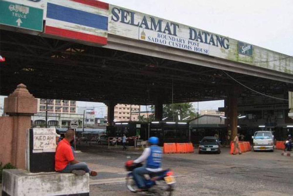 Pelawat ke Thailand kini tidak lagi perlu menunjukkan bukti telah lengkap vaksin Covid-19 untuk memasuki negara itu mulai bulan depan. - Gambar hiasan