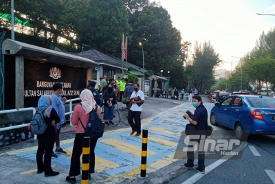 Para petugas media berkumpul di hadapan pintu masuk Mahkamah Shah Alam bagi mengikuti perkembangan keputusan melibatkan Ahmad Zahid pada Jumaat. 