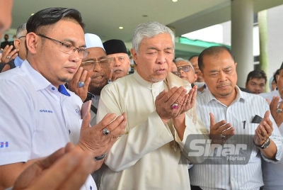 Ahmad Zahid menadahkan tangan berdoa mengucap syukur selepas dibebaskan atas 40 pertuduhan rasuah berhubung Sistem Visa Luar Negara (VLN) di Mahkamah Tinggi di sini. - Foto Sinar Harian/ROSLI TALIB