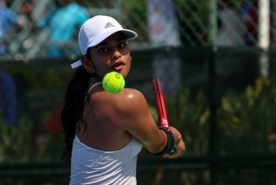 Sara Alisha beraksi menentang adiknya, Anja Samia dalam acara Akhir Tenis Perseorangan Wanita pada Sukma 2022 di Kompleks Sukan Jalan Duta pada Jumaat. - Foto Bernama