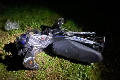 Remaja 14 tahun maut selepas motosikal ditunggangnya bertembung dengan sebuah lagi motosikal di Jalan Simpang Lima-Parit Sulong, Batu Pahat, pada Jumaat.