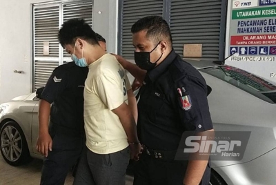 Kek Wui (tengah) ketika dibawa ke Mahkamah Seremban pada Jumaat.