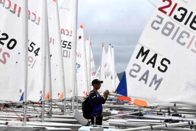  Peserta acara ILCA 6 (lelaki) Asmadi Azman dari Terengganu memasang 'outhaul line' di botnya pada hari terakhir acara perahu layar pada Sukan Malaysia (Sukma) 2022 di Pusat Latihan Perahu Layar Kebangsaan Langkawi.