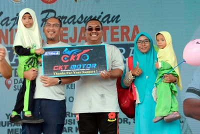  Menteri Besar Kedah Datuk Seri Muhammad Sanusi Md Nor (tengah) menyampaikan hadiah cabutan bertuah sebuah motosikal kepada adik A'aisyatul Humaira Ahmah Rajaie, 6, yang didukung Menteri Belia dan Sukan Datuk Seri Ahmad Faizal Azumu pada Majlis Karnival Prihatin Negara 2022 di Dataran Amanjaya Mall.
