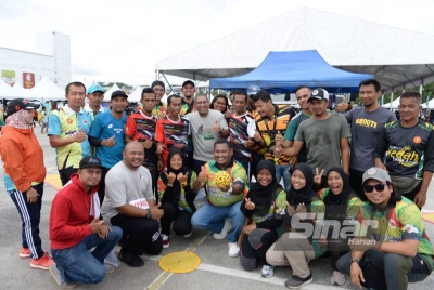 Faizal (tengah) bergambar bersama pengunjung dan belia di Karnival Prihatin Negara di dataran Aman Jaya Mall, Sungai Petani pada Jumaat.