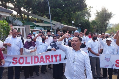 Antara penyokong yang hadir di luar pekarangan Mahkamah Tinggi Shah Alam sebagai tanda solidariti kepada Ahmad Zahid bagi keputusan akhir pendakwaan berhubung kes Sistem Visa Luar Negara (VLN).