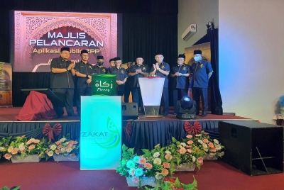 Ahmad Zakiyuddin (tiga dari kanan) ketika melancarkan aplikasi MaiZakat dalam Majlis Iltizam Khaira Ummah 2030 di Kompleks Darul Hidayah, Permatang Tok Gelam pada Jumaat.