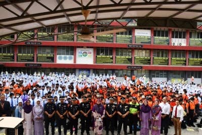 Mohd Iqbal (tengah) bergambar bersama pelajar SMK Seksyen 19 ketika lawatan di Sekolah Menengah Kebangsaan (SMK) Seksyen 19, di sini pada Jumaat. - Foto IPD Shah Alam
