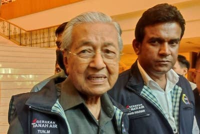 Dr Mahathir ketika ditemui pemberita selepas mengadakan pertemuan tertutup dengan sebuah NGO, pada Jumaat.