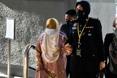 Bella hadir di Mahkamah Sesyen pada Jumaat untuk memberi keterangan dalam perbicaraan kes pengasas Rumah Bonda Siti Bainun Ahd Razali yang didakwa mengabai dan menganiayanya. - Foto Bernama