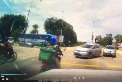 Rakaman video papan pemuka memaparkan detik-detik sebelum mangsa dianggar SUV berkenaan. Foto Facebook