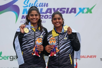 Sara Alisha dan Anja Samia menunjukkan pingat yang dimenangi mereka dalam acara tenis perseorangan wanita Sukma MSN 2022 di Kompleks Sukan Jalan Duta, Kuala Lumpur pada Jumaat. - Foto Bernama