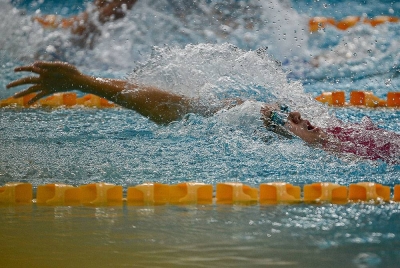 Rouxin Tan ketika beraksi dalam acara akhir 100-meter kuak lentang wanita pada Sukan Malaysia (Sukma) Majlis Sukan Negara (MSN) 2022 di Pusat Akuatik Nasional Bukit Jalil pada Jumaat. - Foto Bernama