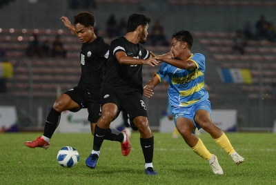 Pemain pasukan Pulau Pinang, Muhammad Zul Hisyam Zamari (kanan) diasak dua pemain Terengganu pada perlawanan akhir bola sepak Sukan Malaysia (SUKMA) 2022 di Stadium Bola Sepak Kuala Lumpur, Cheras, malam ini. - Foto Bernama