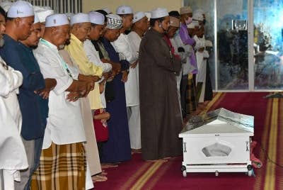 Jenazah penulis lirik, pelakon dan juga pelawak Mohd Hakim Lokman, 58, atau lebih dikenali sebagai Bob Lokman disembahyangkan di Masjid Al-Taqwa Mukim Pulau sebelum dikebumikan di Tanah Perkuburan Islam Pulau Bunut Kubang Kerian malam ini. 