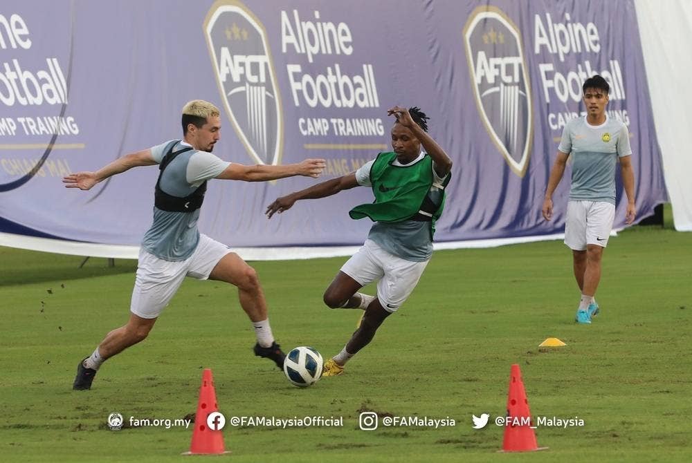 Dua pemain Harimau Malaya, Declan Lambert dan Mohamadou Sumareh berebut bola pada sesi latihan pasukan menjelang aksi final berdepan Tajikistan. - Foto FB FAM