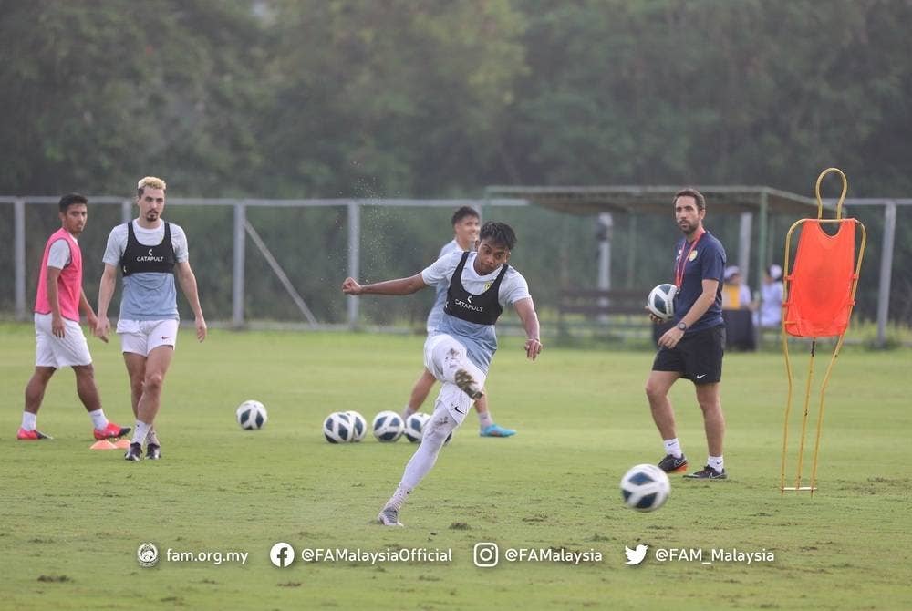 Pemain Harimau Malaya gigih menjalani latihan menjelang aksi final berdepan Tajikistan pada Ahad. - Foto FB FAM