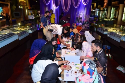Peserta memenuhi aktiviti Glamping @ Muzium Negara, yang merupakan aktiviti tambahan kepada program Denai Malam @ Muzium Negara atau Museum Night Trail pada 16 dan 17 September lepas, bagi menyemarakkan sambutan Hari Malaysia tahun ini. - Foto Bernama
